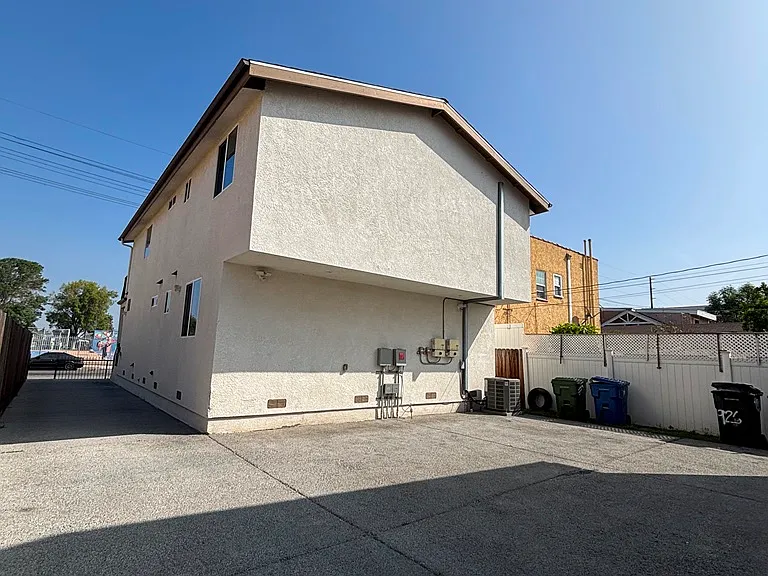 924 W 78th St — Photo 14
