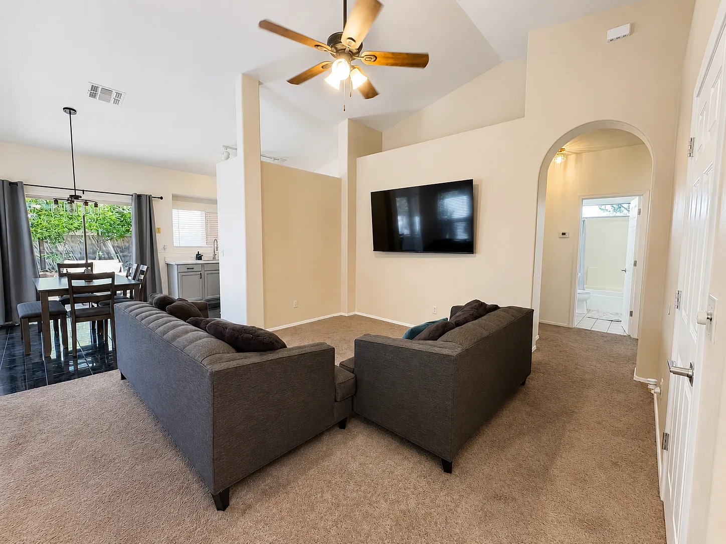 3 bed, 1062 sqft, $1,799 — Photo 4