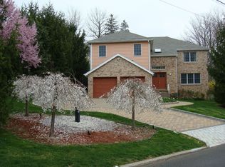 60 Pengilly Dr, New Rochelle, NY 10804