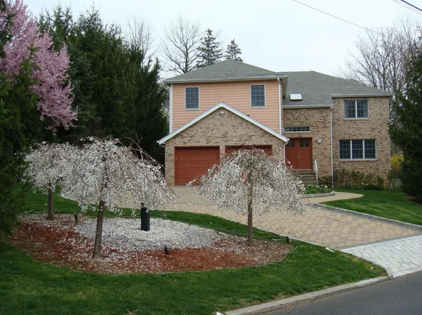 60 Pengilly Dr, New Rochelle, NY 10804