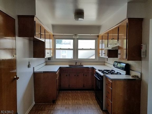5th image of 20 Leslie Pl #2