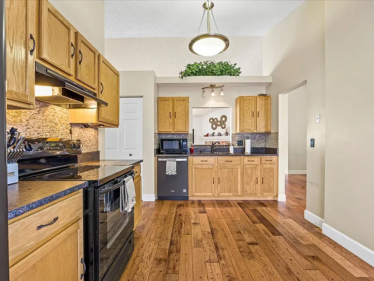 1073 Stocks St — Photo 14