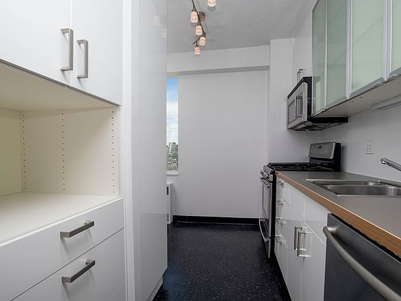 4th image of 61 W 62nd St APT 26M