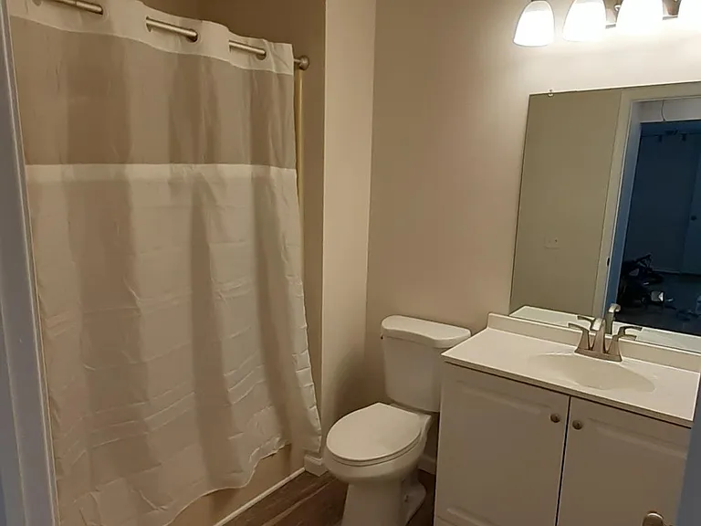 Upstairs full bath.