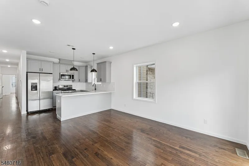 4 bed, 2.5 bath, 22299 sqft, $3,100 — Photo 4