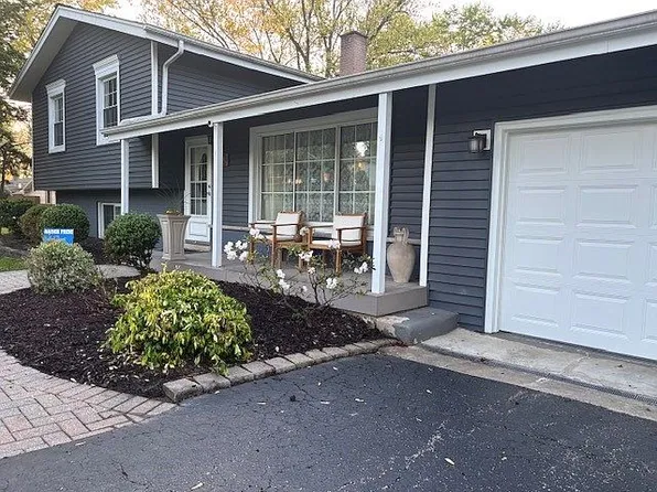 3S211 Shagbark Ln, Glen Ellyn, IL 60137