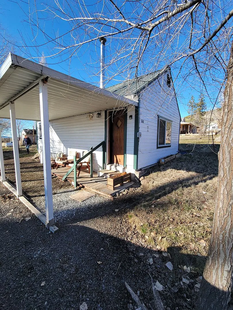 Building Photo - 300 N Ash St