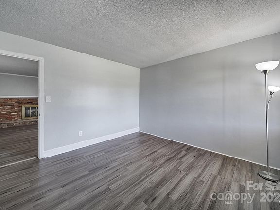 5th image of 914 Valley St