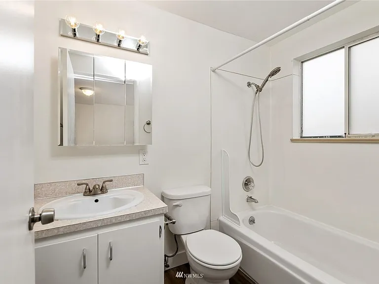Stroud Apartments — Photo 19