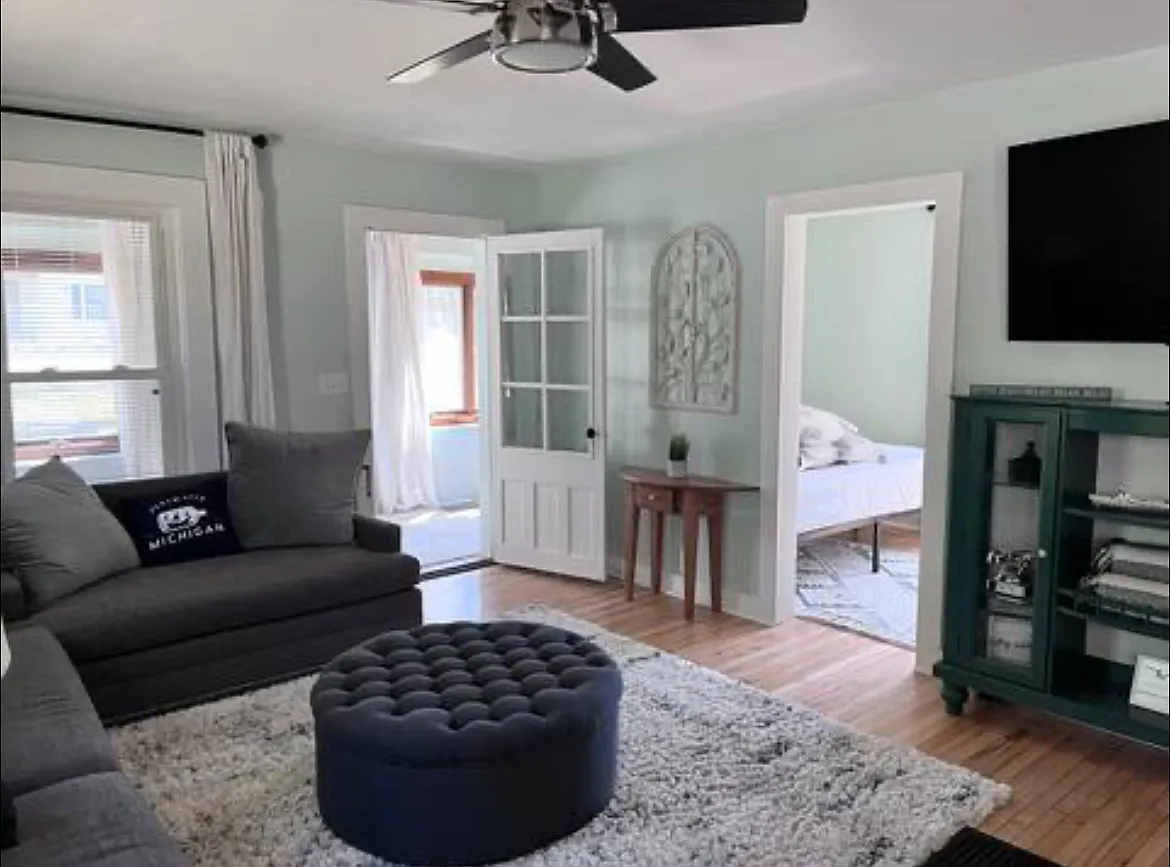 3 bed, 1000 sqft, $2,250 — Photo 3
