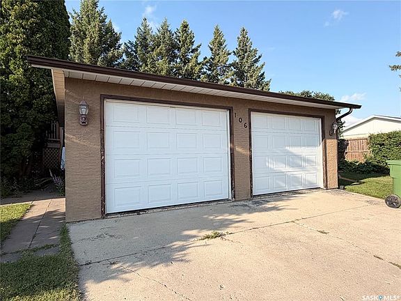 4th image of 106 Stewart CRESCENT
