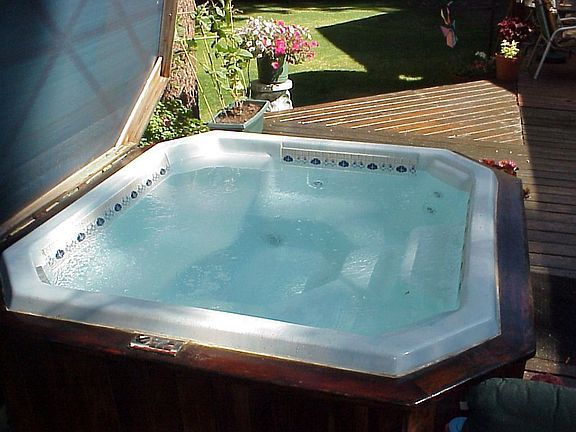 Hot tub features ingenious cover pully system