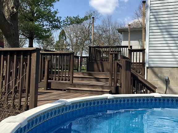 Fourth deck pool entry