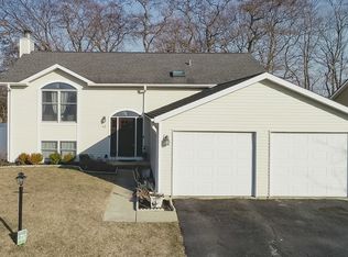 13 Autumn Ln, Streamwood, IL 60107