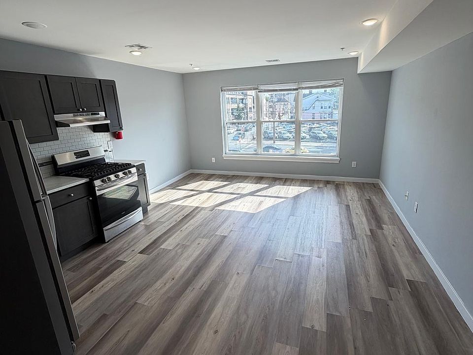 2nd image of 100 Carroll St #102