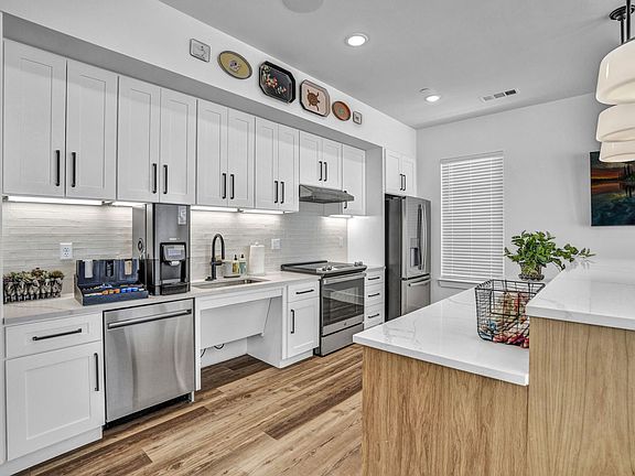 5th image of 1501 W Howard Ln #5205