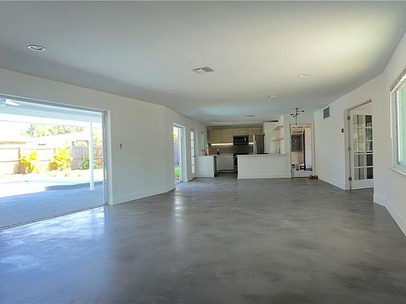 5th image of 2615 Tanglewood Dr