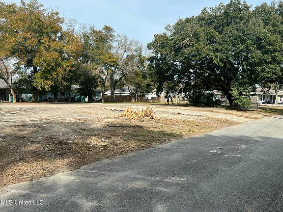 2nd image of 817 Martin Ave