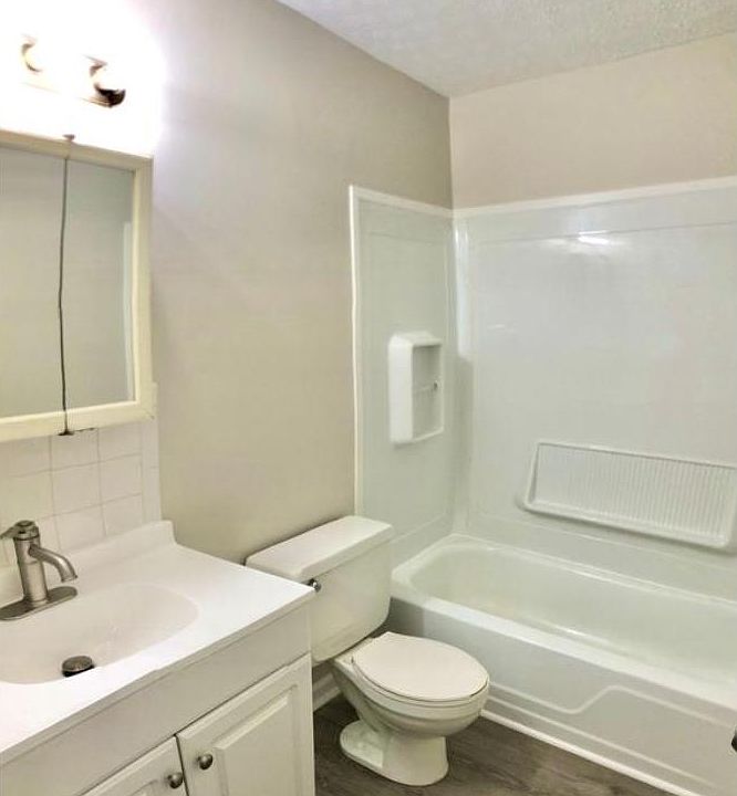 1st image of 925 W 5th St