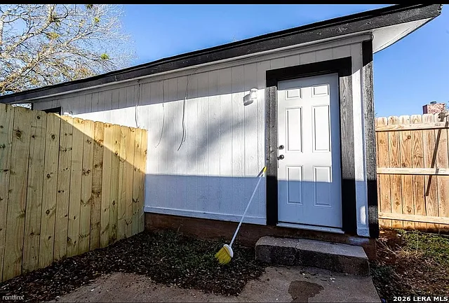 4900 E Stassney Ln — Photo 18