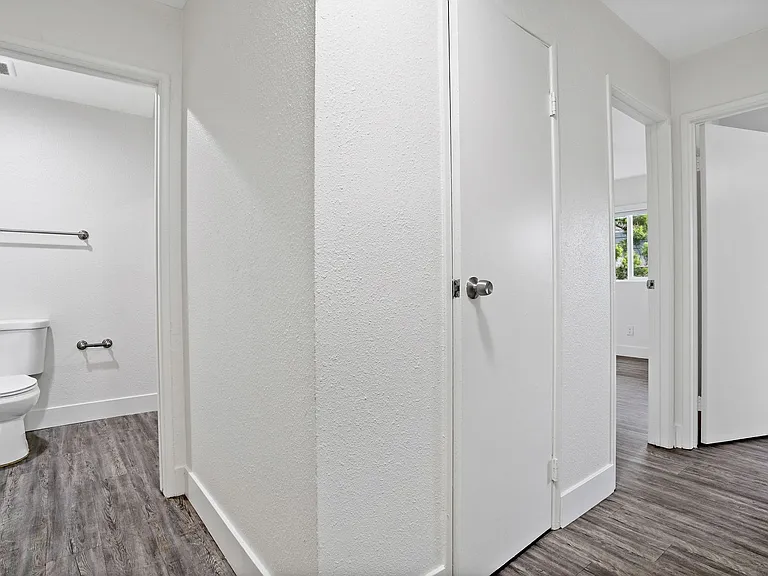 FH - Hilltop Apartments — Photo 18