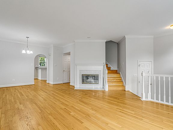 2nd image of 3915 Courtland Cir