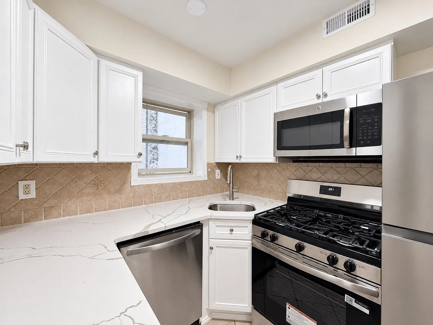 1 bed, 1.0 bath, $2,900 — Photo 3