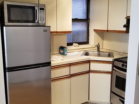 3rd image of 449 W 44th St APT 5S