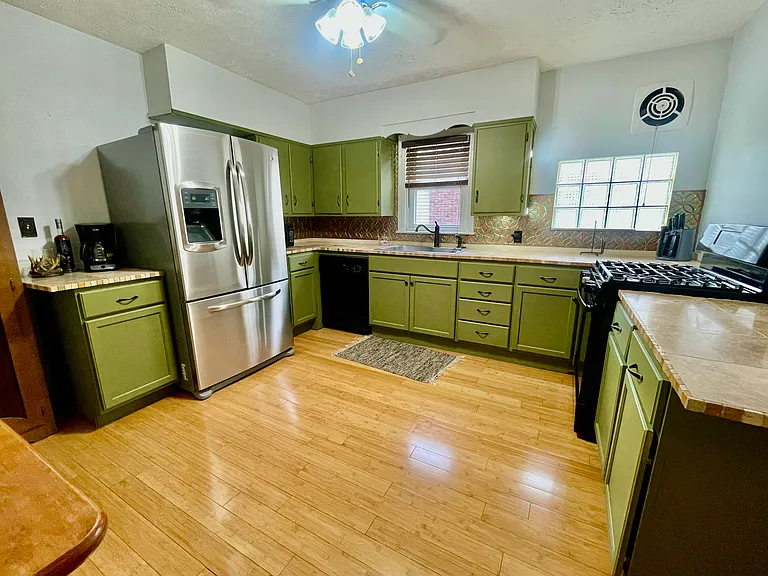 1239 Schiller Ave — Photo 8
