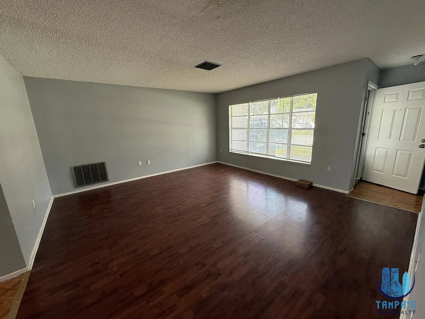 Adorable 2 Bedroom, 2 Bath Home With A 1 Car Garage And A Fenced Back Yard Available For Rent! *M... — Photo 3
