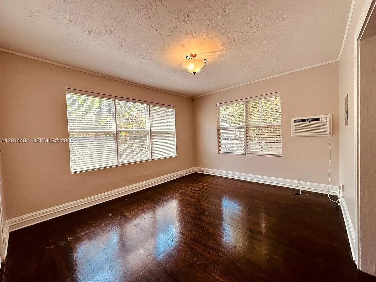 Building Photo - 344 Mendoza Ave #3