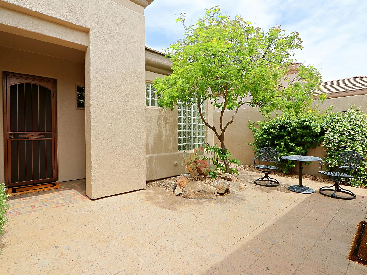 3 bed, 3.0 bath, 1930 sqft, $2,500 — Photo 2