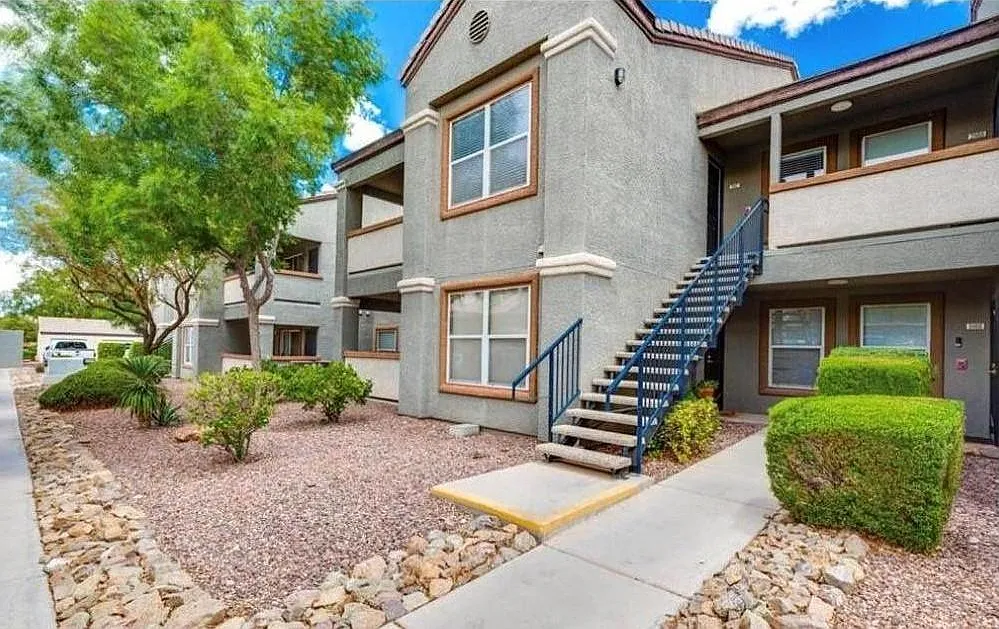 2 bed, 1049 sqft, $1,600 — Photo 1