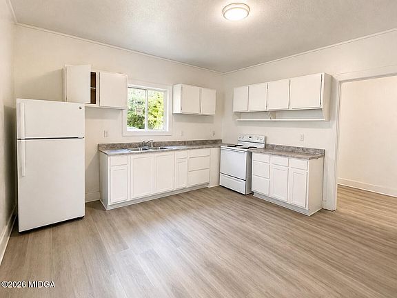 5th image of 2711 Roy St
