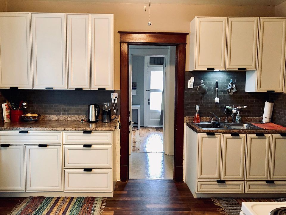 Kitchen w/ undercabinet lighting