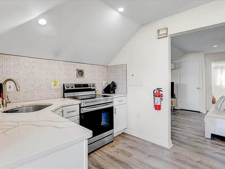 606 Beach Ave #3 — Photo 9