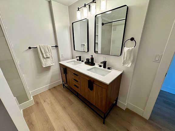 5th image of 722 W Saginaw St #2