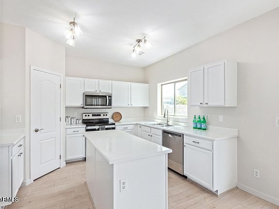 3rd image of 45585 W DIRK Street