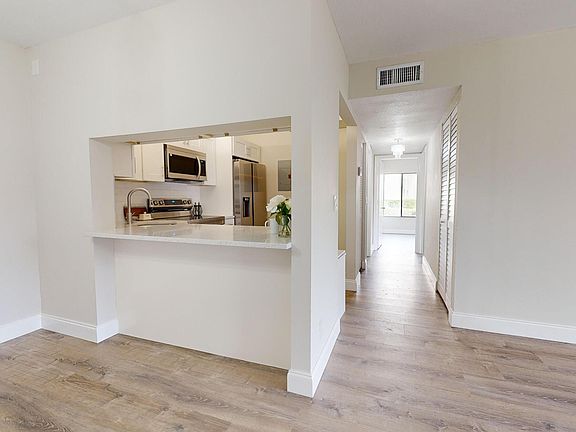 5th image of 1105 Green Pine Boulevard #B1