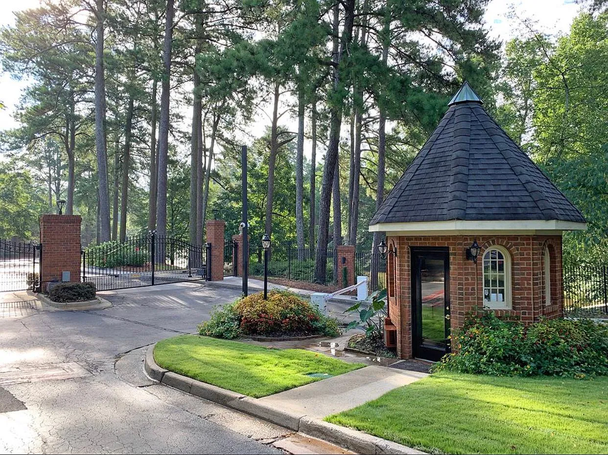 5 Plantation Dr NE — Photo 3