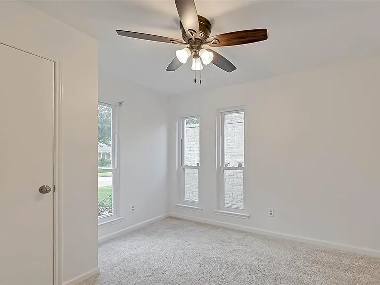 12111 Poulson Dr — Photo 22