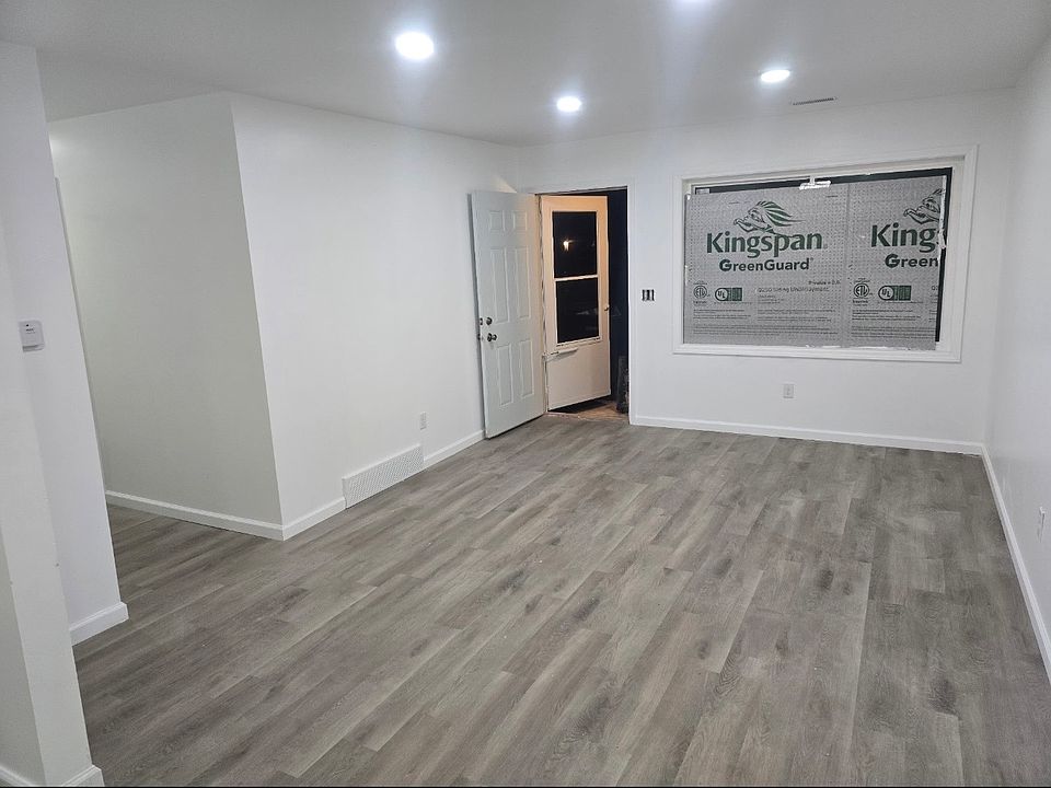 1st image of 906 S 27th St