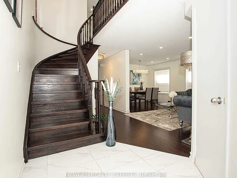 134 Muirland Cres N #MAIN FL — Photo 2