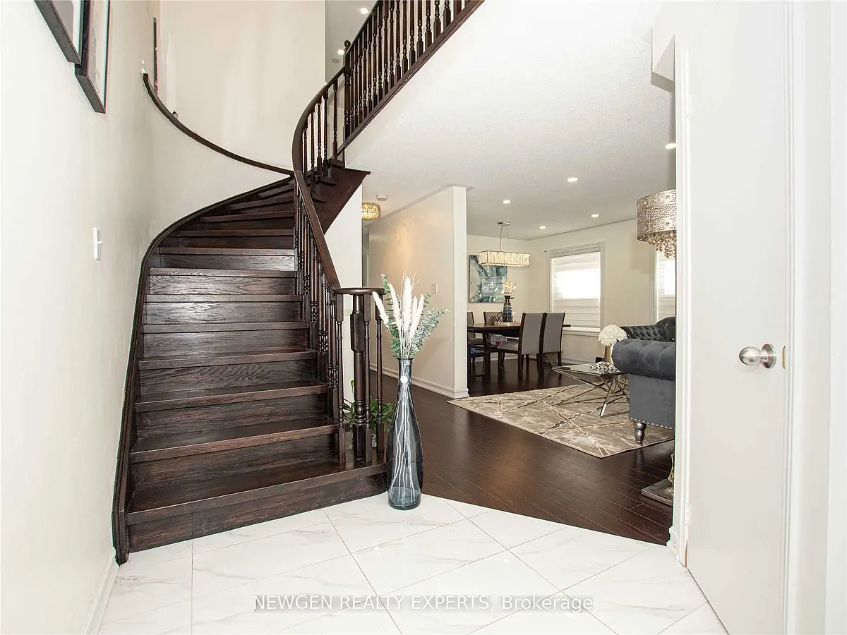 Building Photo - 134 Muirland Cres N #MAIN FL