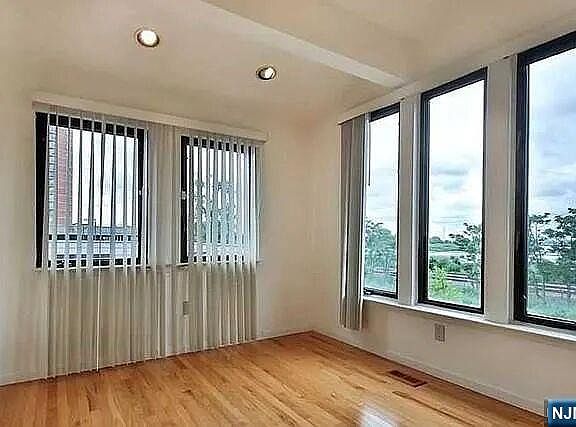 3rd image of 833 Topsail Ln