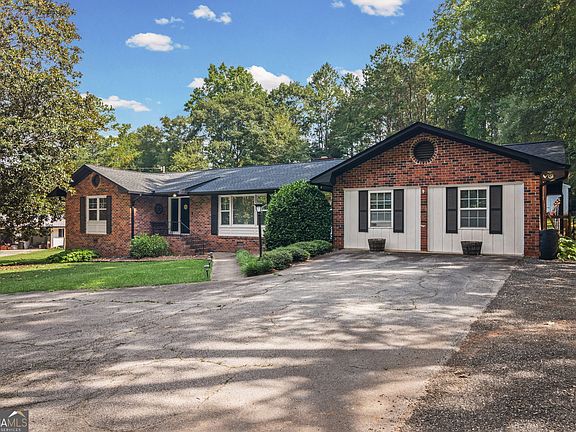 3rd image of 163 Sheppard Dr