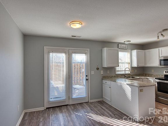 5th image of 429 Wiltshire Cir
