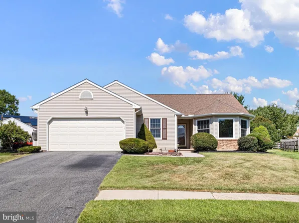 13 Charcoal Ct, Newark, DE 19702