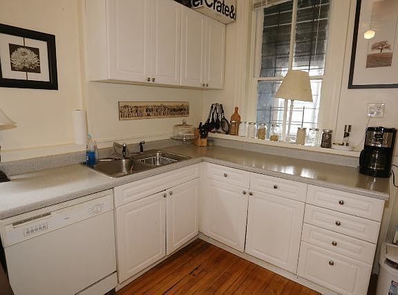 3rd image of 2031 W Moffat St #02