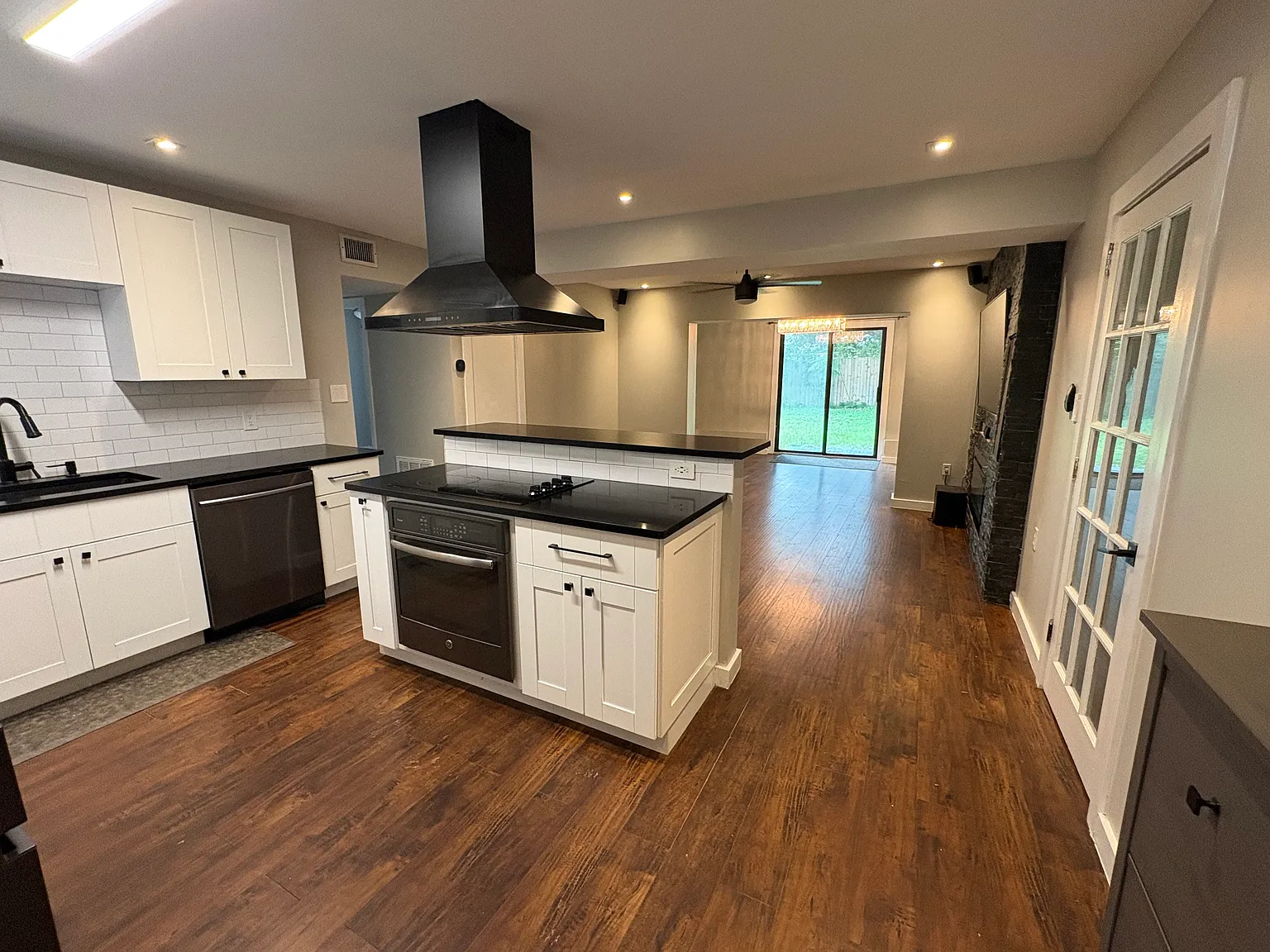 3 bed, 1300 sqft, $2,050 — Photo 3